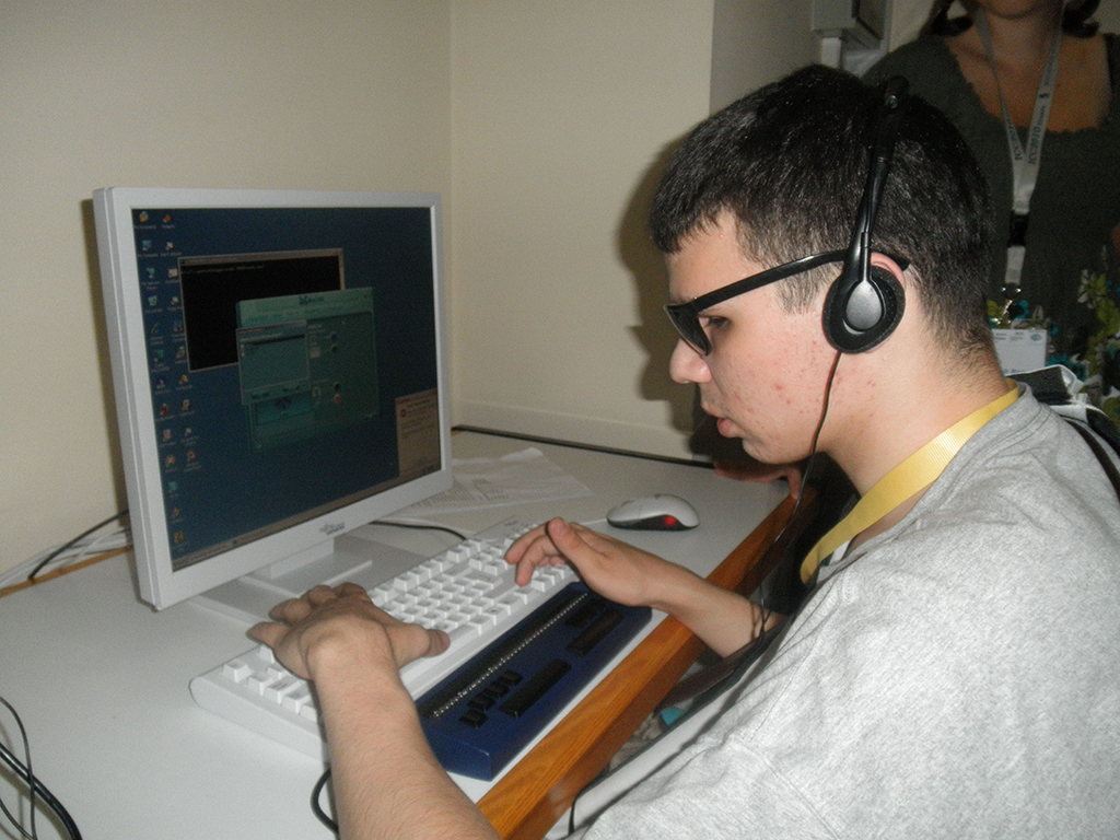 Τυφλός Φοιτητής χρησιμοποιεί οθόνη braille στο ΕΚΠΑ