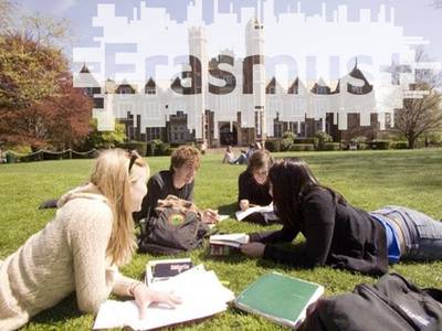 ERASMUS+ Φωτογραφία με φοιτητές που είναι ξαπλωμένοι στο γρασίδι και μελετούν
